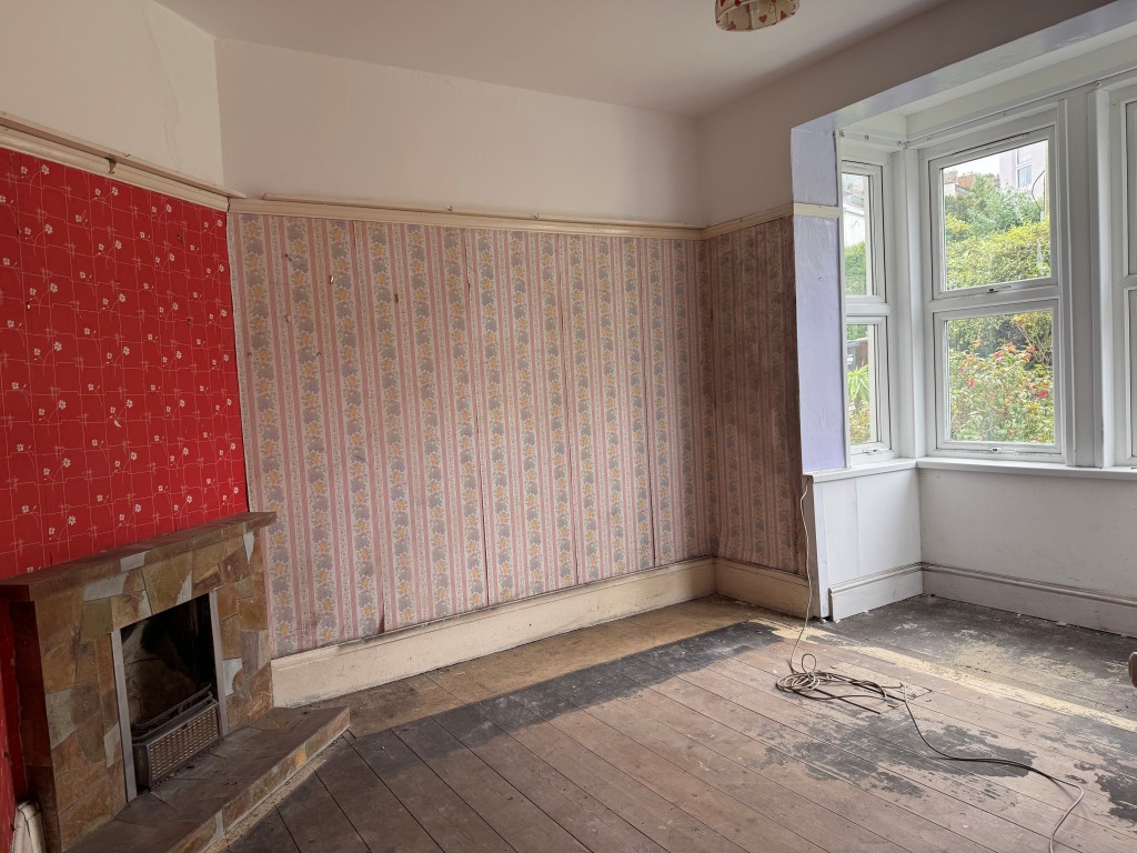 Lot: 220 - SEMI-DETACHED TWO-BEDROOM BUNGALOW FOR IMPROVEMENT - Living room